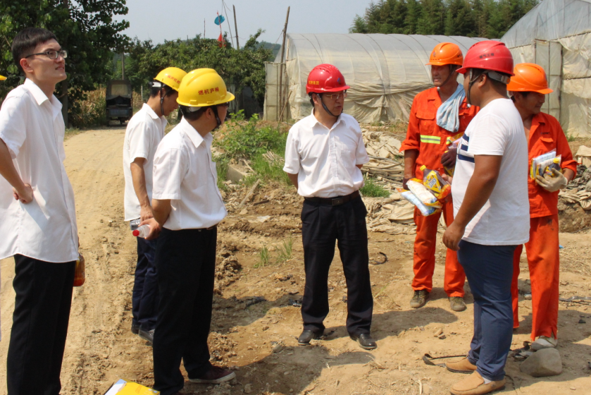 工程建設(shè)快推進(jìn) 工地高溫送清涼